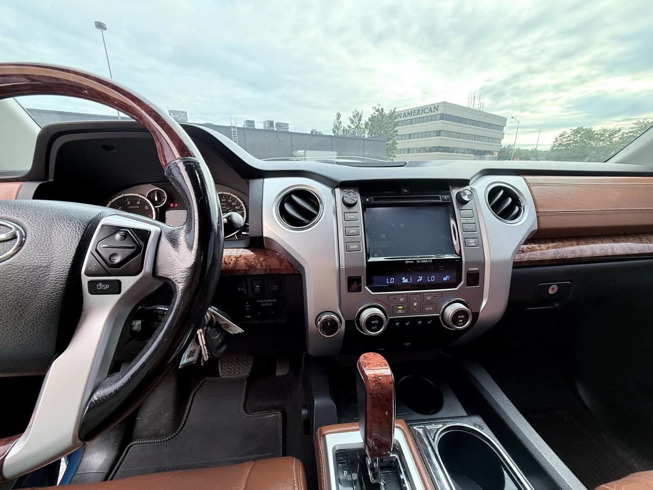 Toyota Tundra Platinum CrewMax 5.7L FFV 4WD 2016