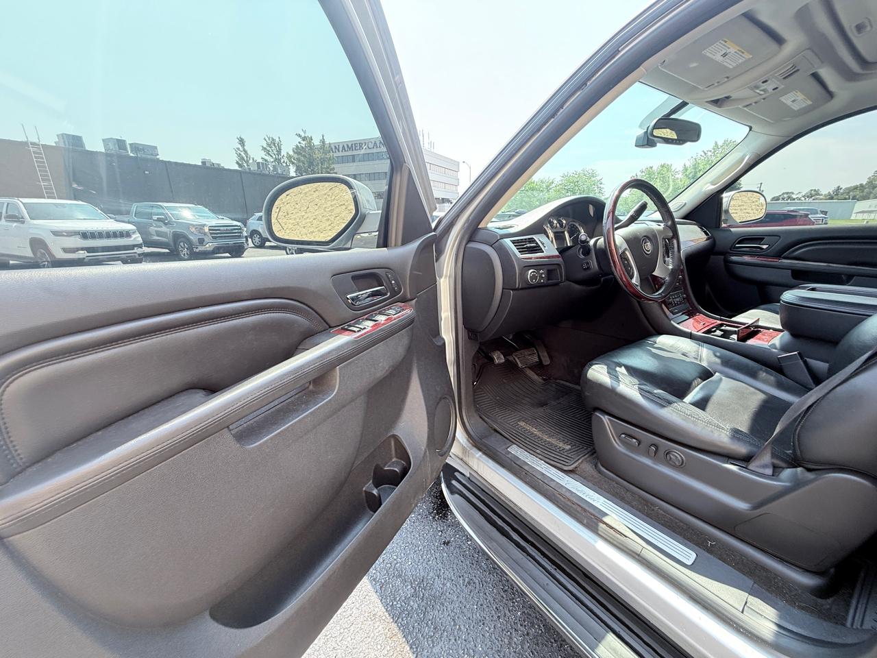 Cadillac Escalade AWD Luxury 2012