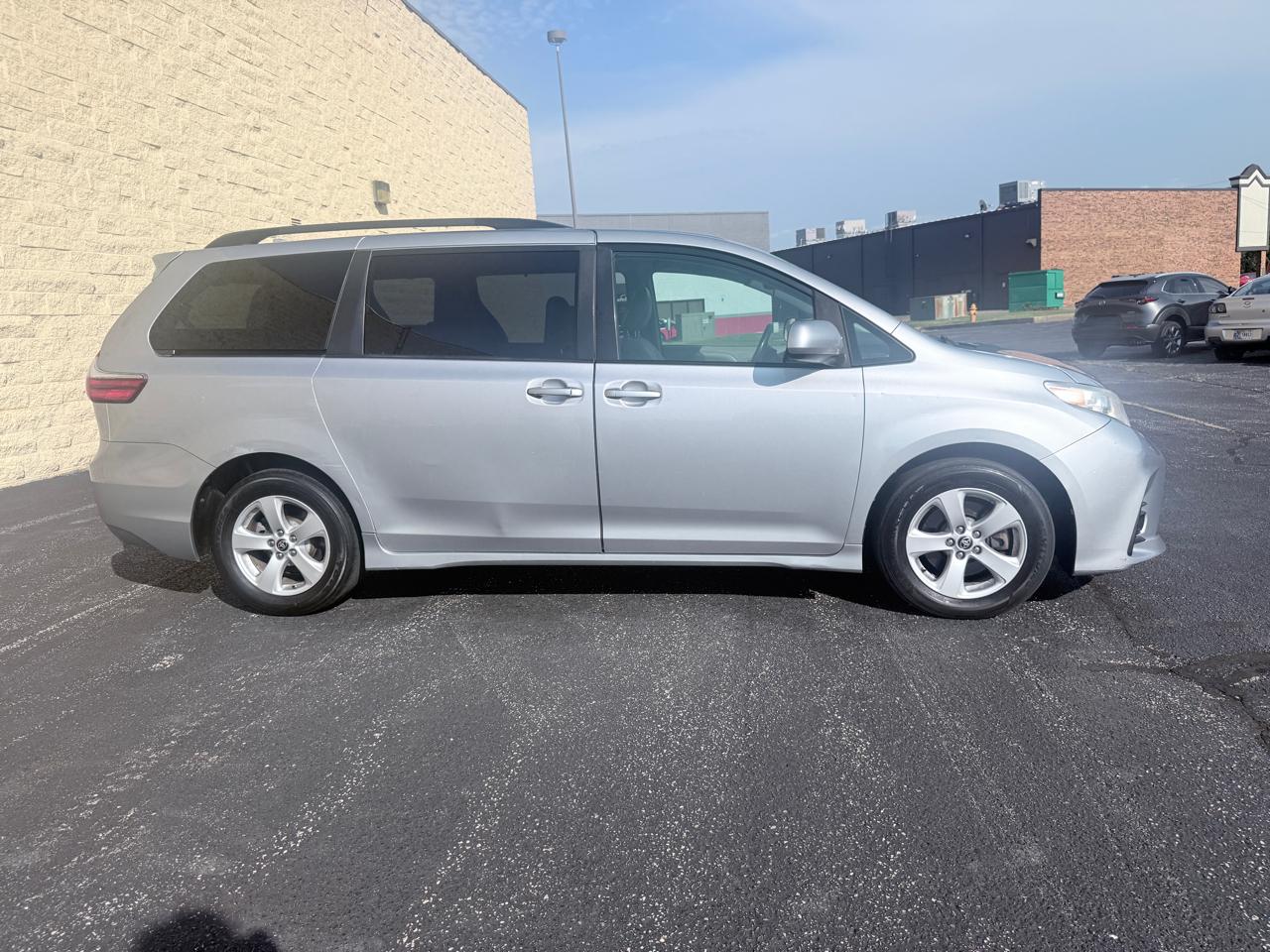 Toyota Sienna LE 8-Passenger 2020