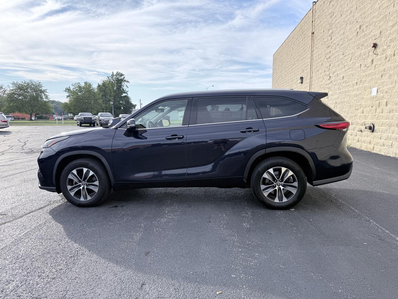 Toyota Highlander XLE FWD V6 2022