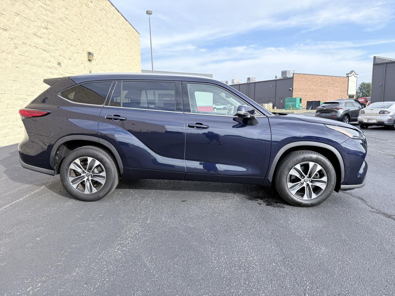 Toyota Highlander XLE FWD V6 2022