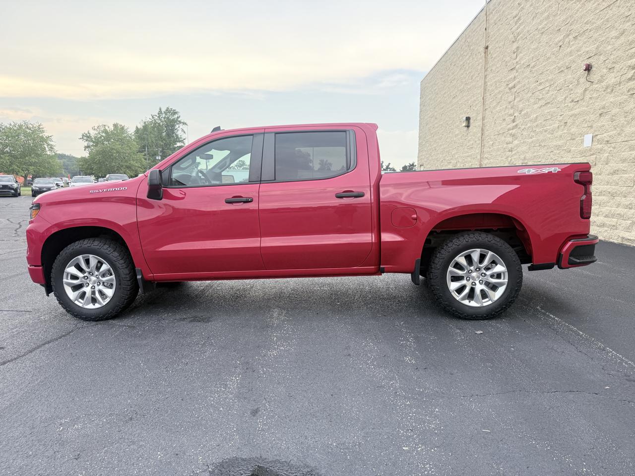 Chevrolet Silverado 1500 Custom Crew Cab 4WD 2023