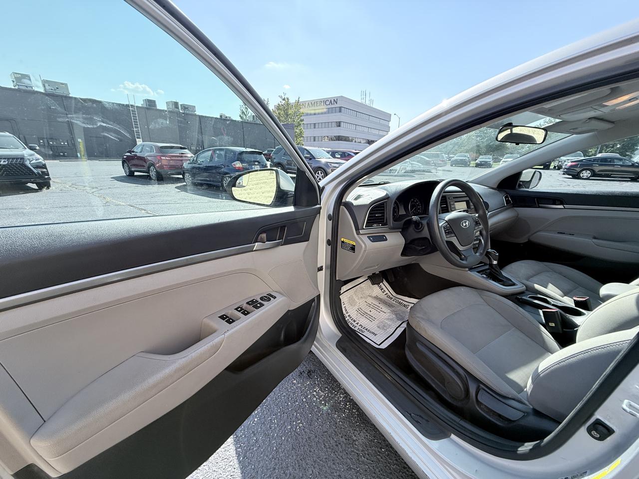 Hyundai Elantra SE 6AT 2018