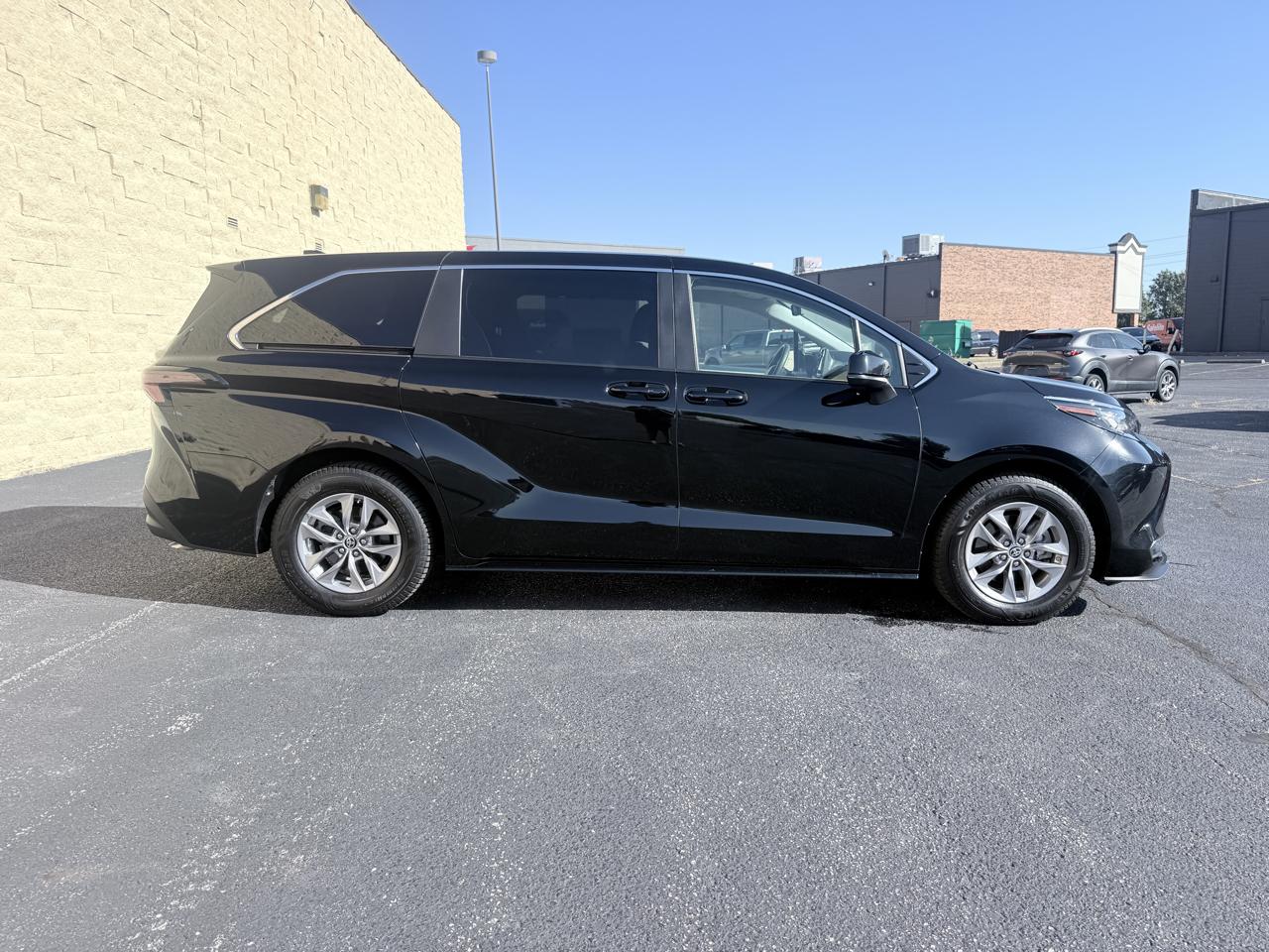 Toyota Sienna LE 8-Passenger AWD 2023