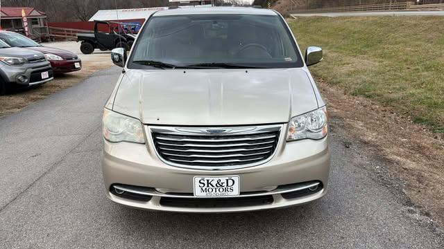 Chrysler Town & Country Touring-L 2012