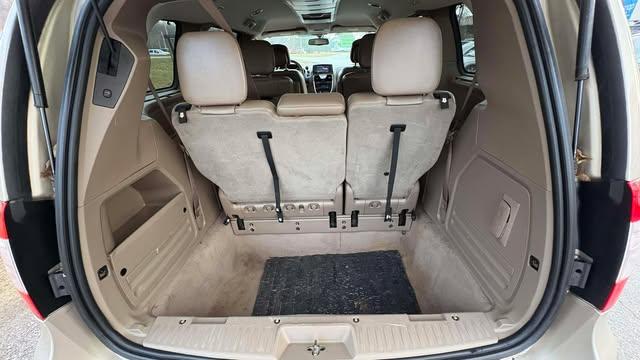 Chrysler Town & Country Touring-L 2012