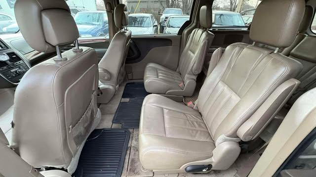 Chrysler Town & Country Touring-L 2012