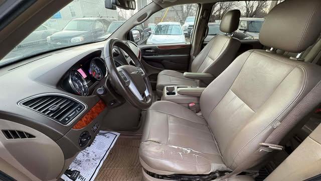 Chrysler Town & Country Touring-L 2012