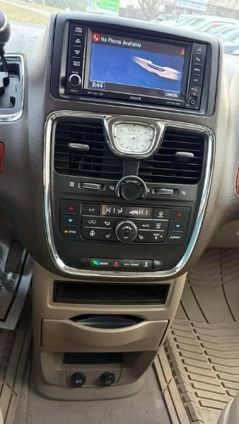 Chrysler Town & Country Touring-L 2012