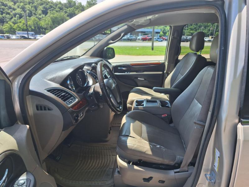 Chrysler Town & Country Touring-L 2012