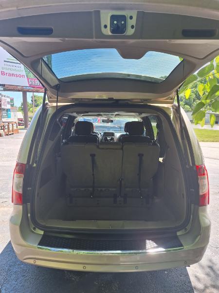 Chrysler Town & Country Touring-L 2012