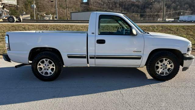 Chevrolet Silverado 1500 Short Bed 2WD 2001