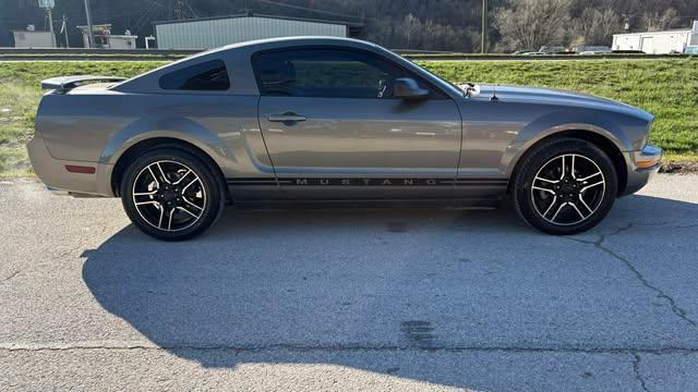Ford Mustang V6 Deluxe Coupe 2005