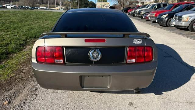 Ford Mustang V6 Deluxe Coupe 2005