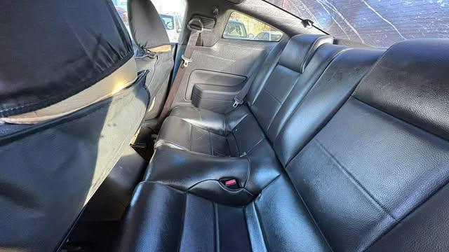 Ford Mustang V6 Deluxe Coupe 2005