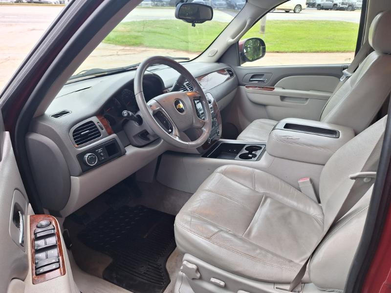 Chevrolet Suburban LT 1500 2WD 2011