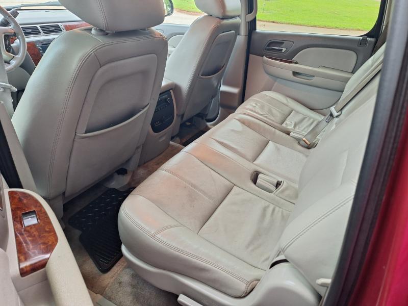 Chevrolet Suburban LT 1500 2WD 2011
