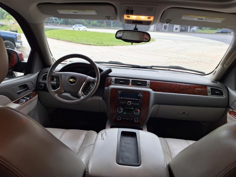 Chevrolet Suburban LT 1500 2WD 2011