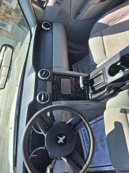 Ford Mustang V6 Deluxe Coupe 2005