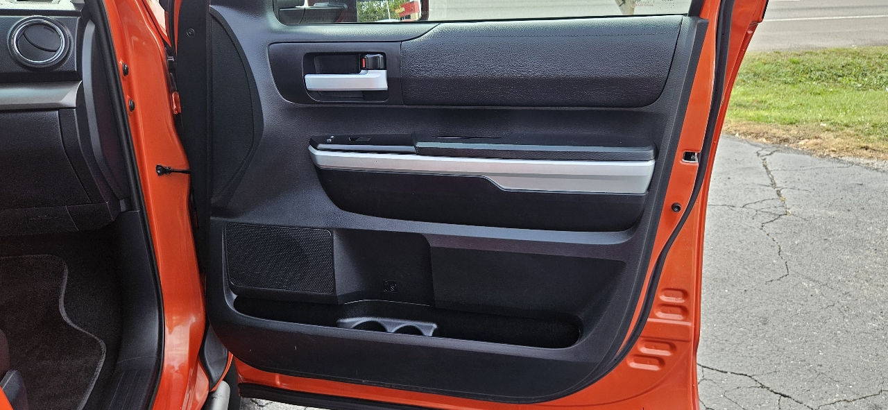 Toyota Tundra 4WD CrewMax 145.7" 5.7L SR5 (Natl) 2017 Toyota Tundra 4WD CrewMax 145.7" 5.7L SR5 (Natl) 2017