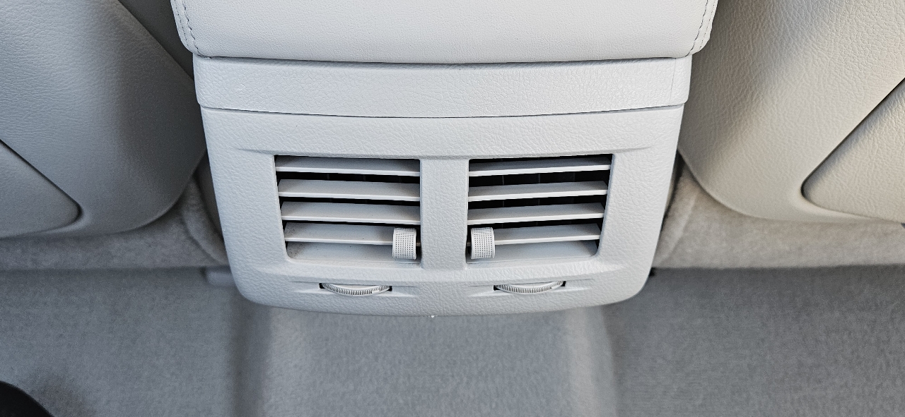 Toyota Avalon 4dr Sdn (Natl) 2011