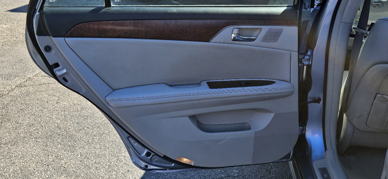 Toyota Avalon 4dr Sdn (Natl) 2011