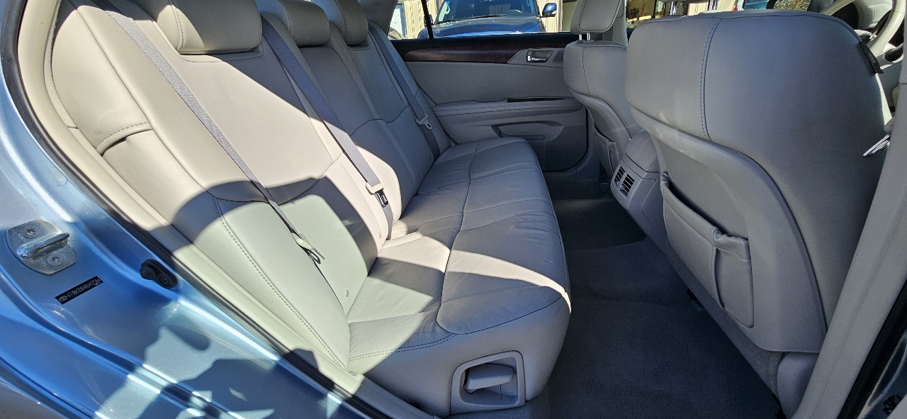 Toyota Avalon 4dr Sdn (Natl) 2011