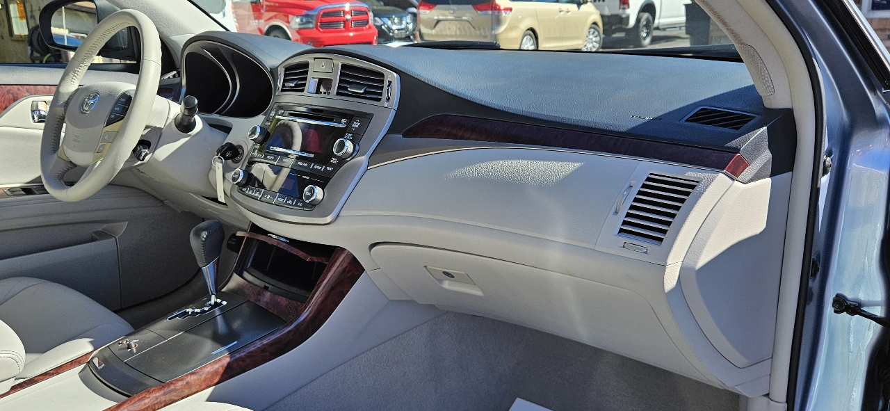 Toyota Avalon 4dr Sdn (Natl) 2011