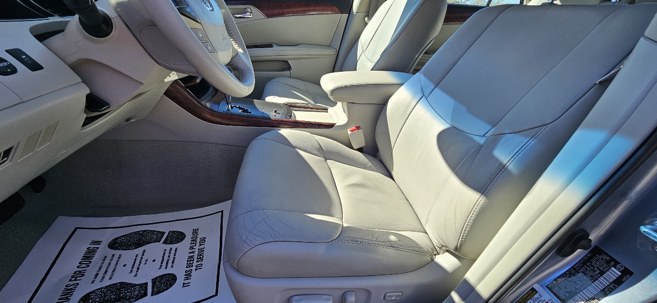 Toyota Avalon 4dr Sdn (Natl) 2011