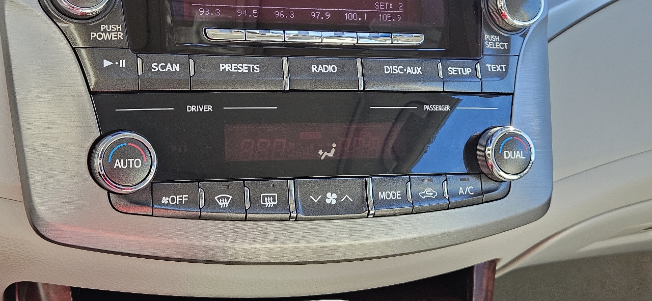 Toyota Avalon 4dr Sdn (Natl) 2011