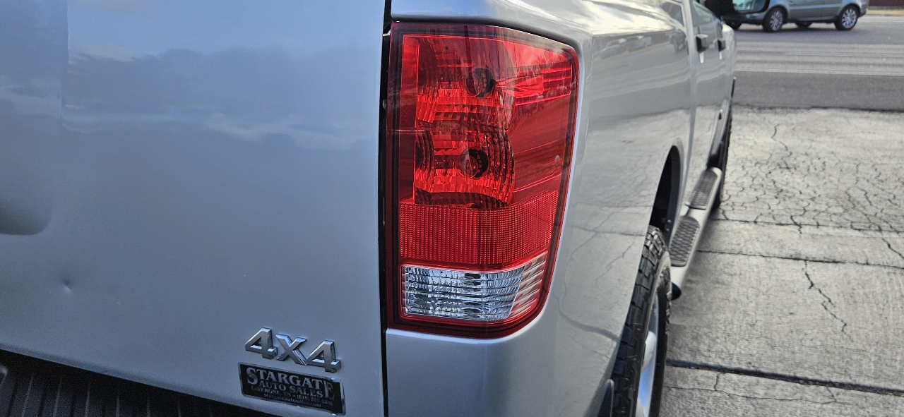 Nissan Titan 4WD Crew Cab SWB S 2012