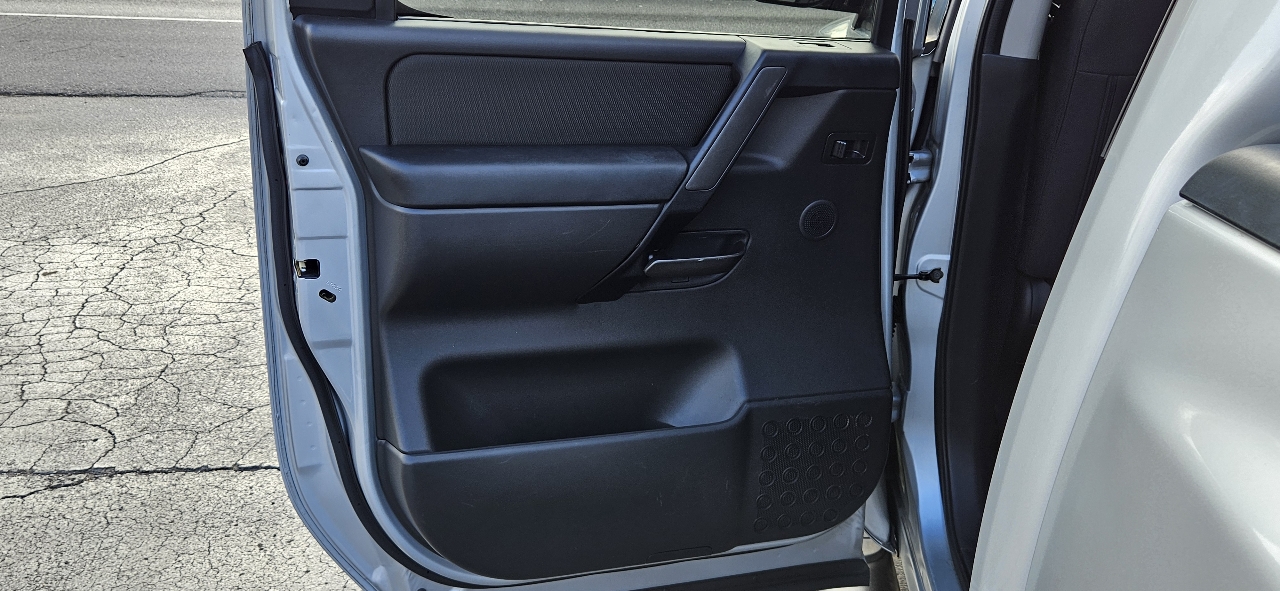 Nissan Titan 4WD Crew Cab SWB S 2012