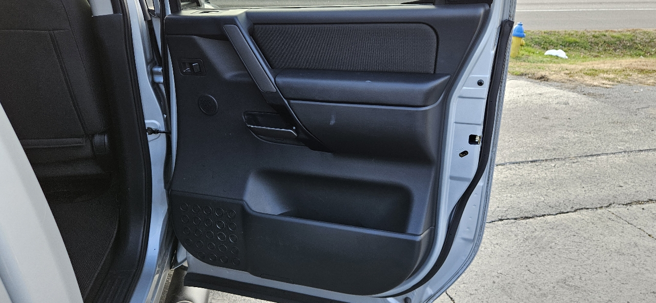 Nissan Titan 4WD Crew Cab SWB S 2012