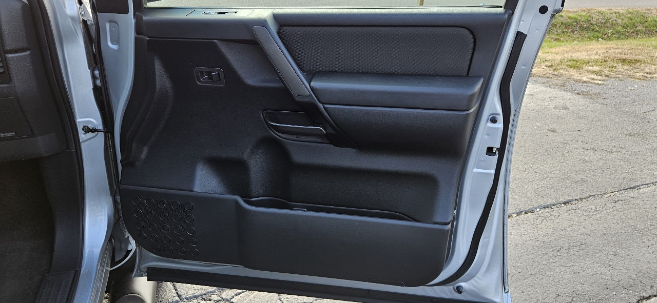 Nissan Titan 4WD Crew Cab SWB S 2012