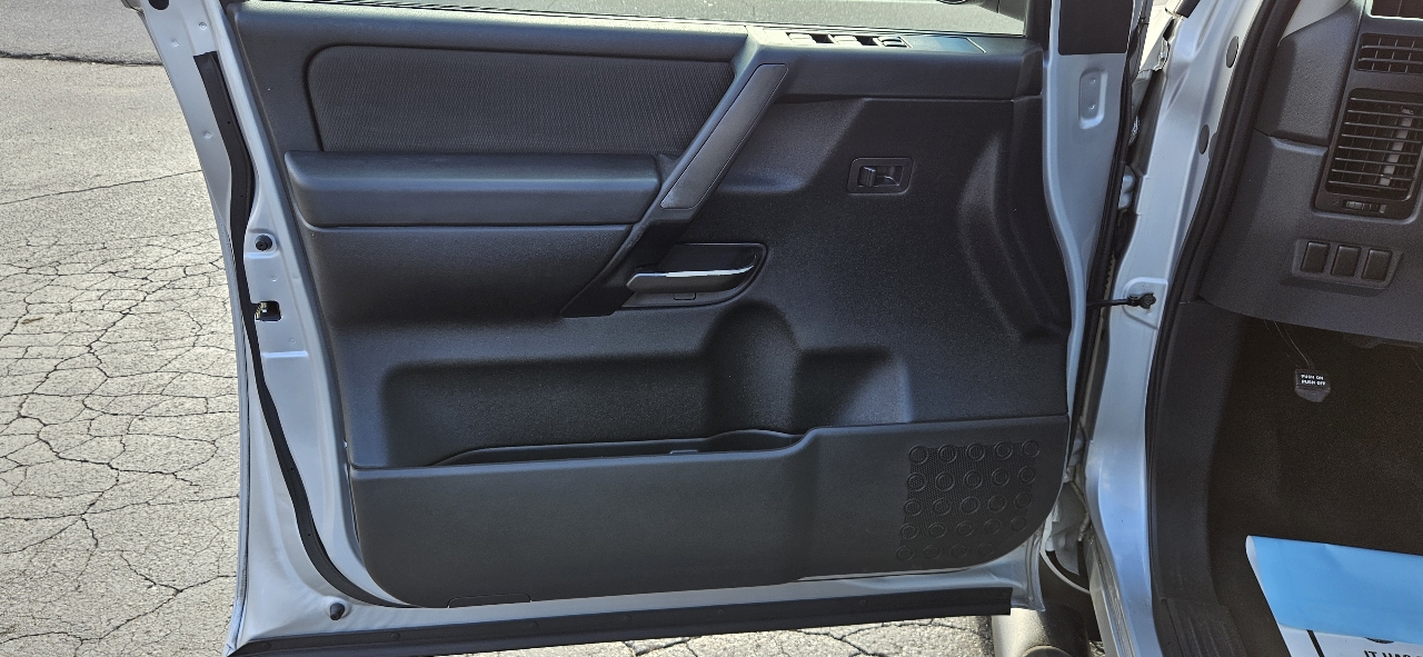 Nissan Titan 4WD Crew Cab SWB S 2012