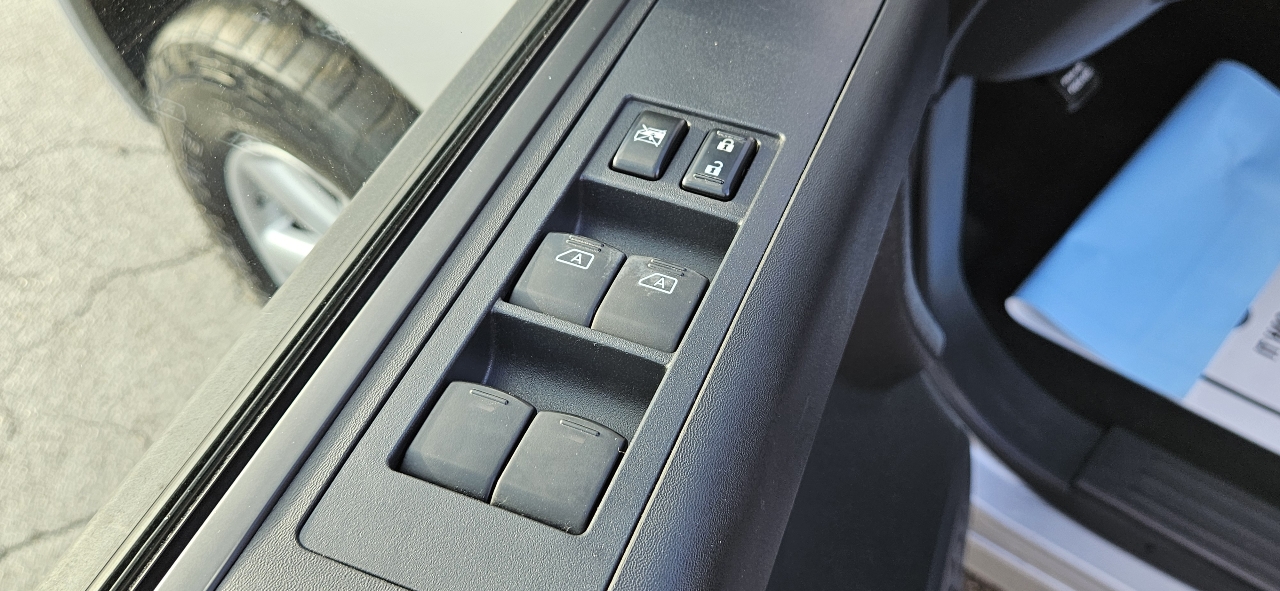 Nissan Titan 4WD Crew Cab SWB S 2012