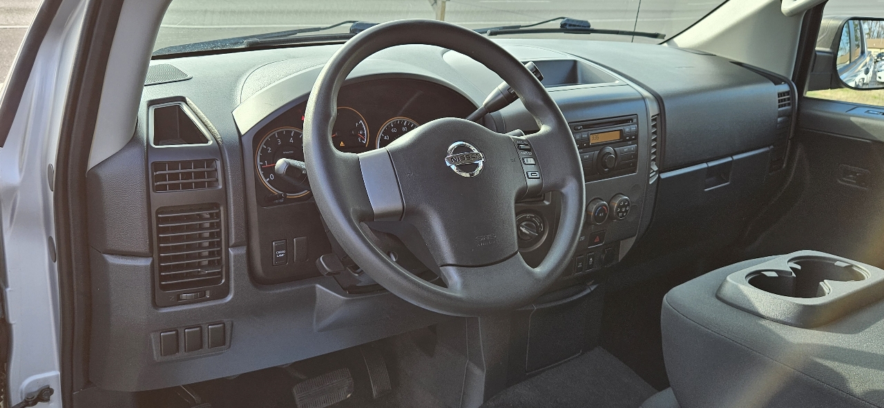 Nissan Titan 4WD Crew Cab SWB S 2012