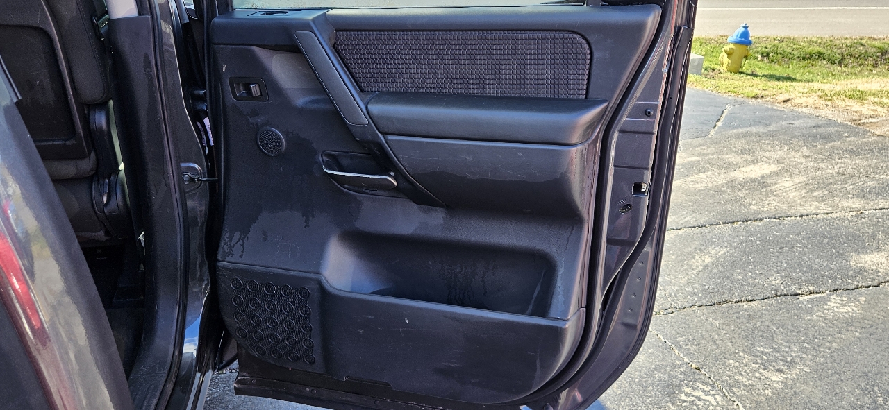 Nissan Titan 2WD Crew Cab SWB SV 2012