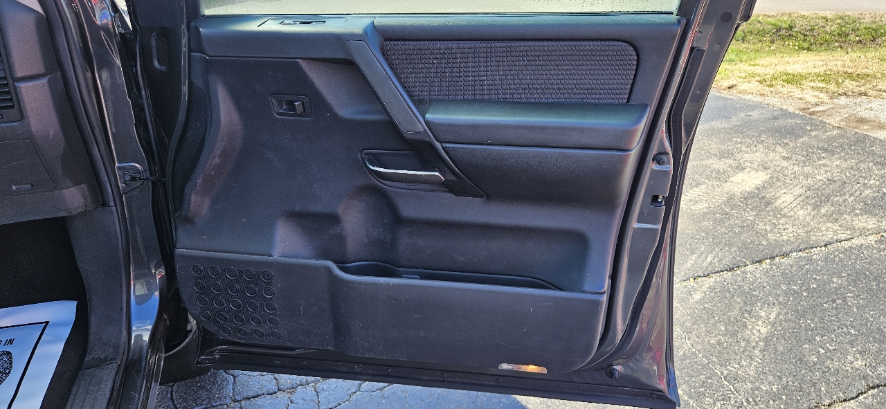 Nissan Titan 2WD Crew Cab SWB SV 2012