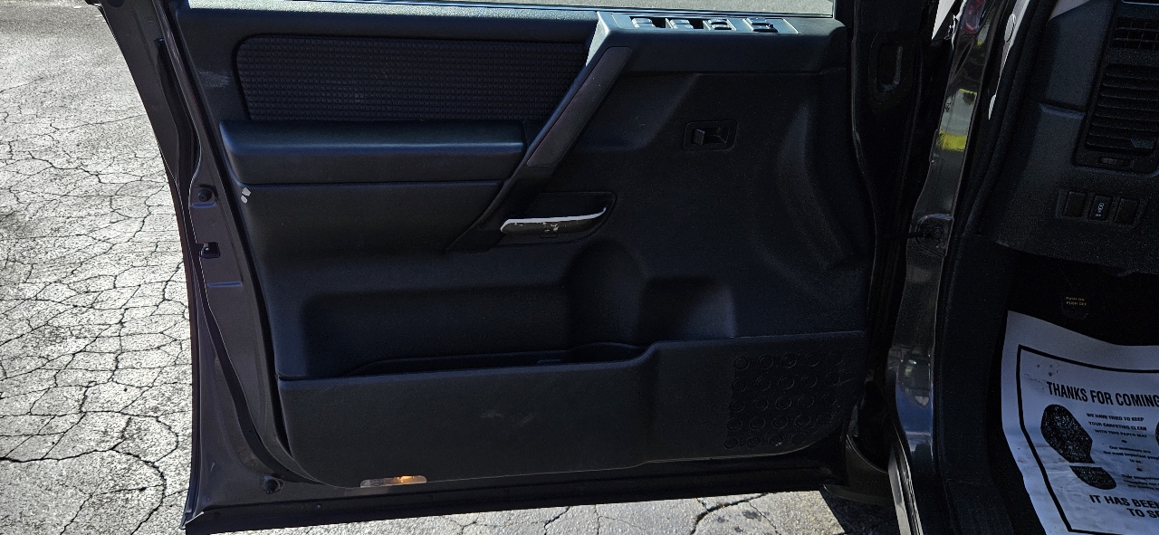 Nissan Titan 2WD Crew Cab SWB SV 2012