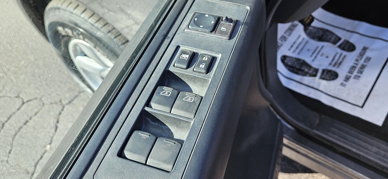 Nissan Titan 2WD Crew Cab SWB SV 2012