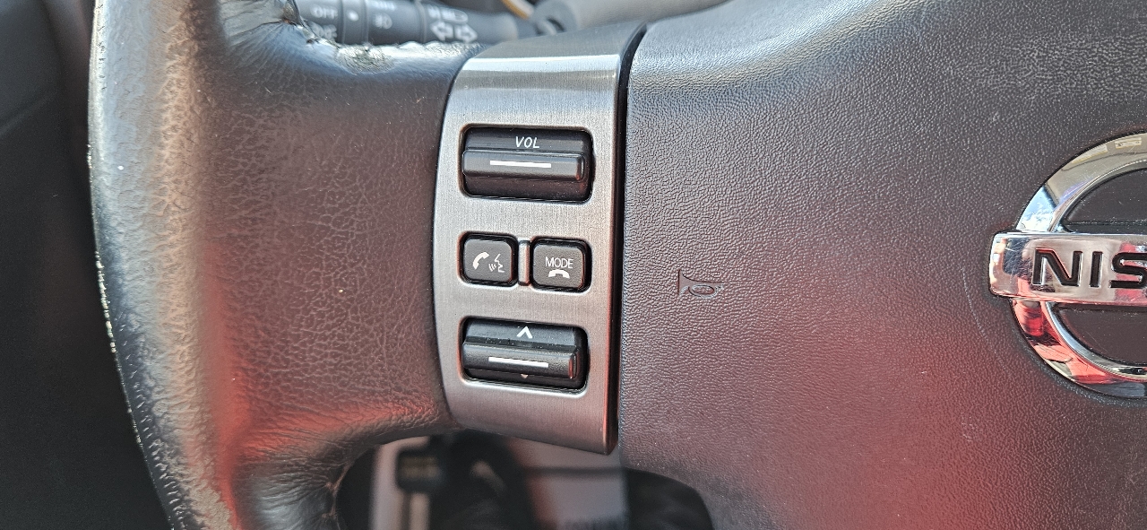 Nissan Titan 2WD Crew Cab SWB SV 2012