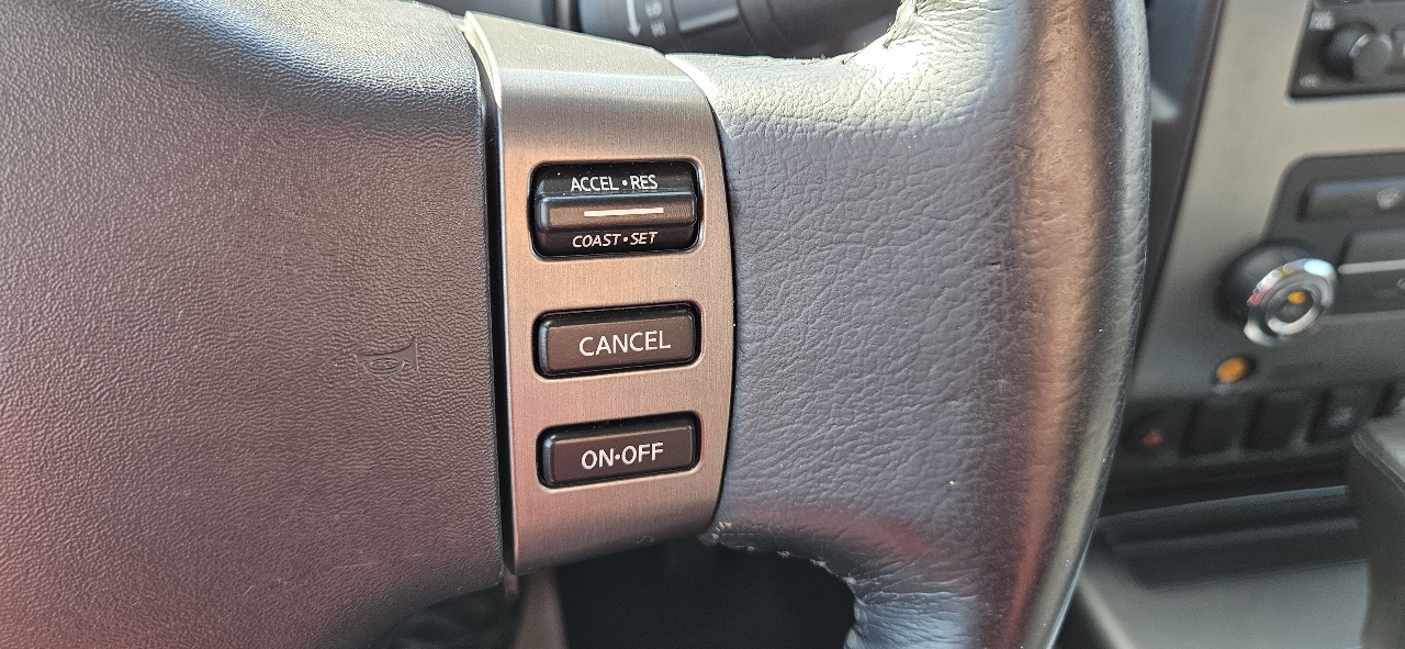 Nissan Titan 2WD Crew Cab SWB SV 2012