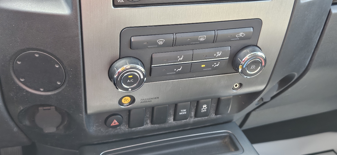 Nissan Titan 2WD Crew Cab SWB SV 2012