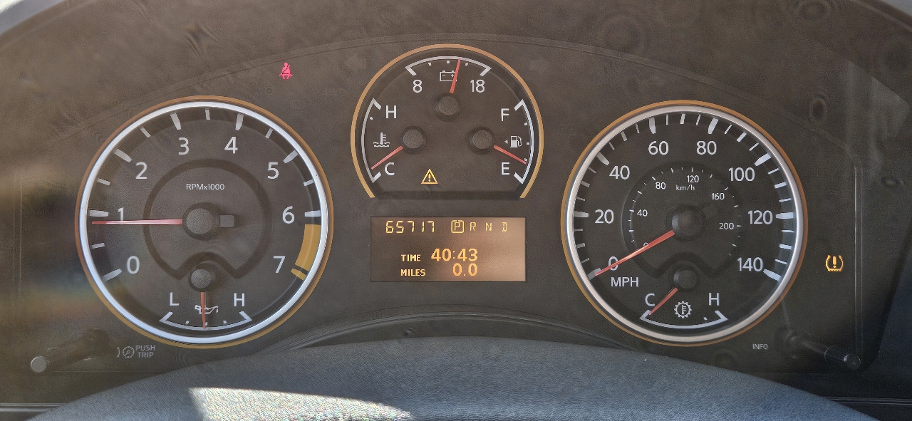 Nissan Titan 2WD Crew Cab SWB SV 2012