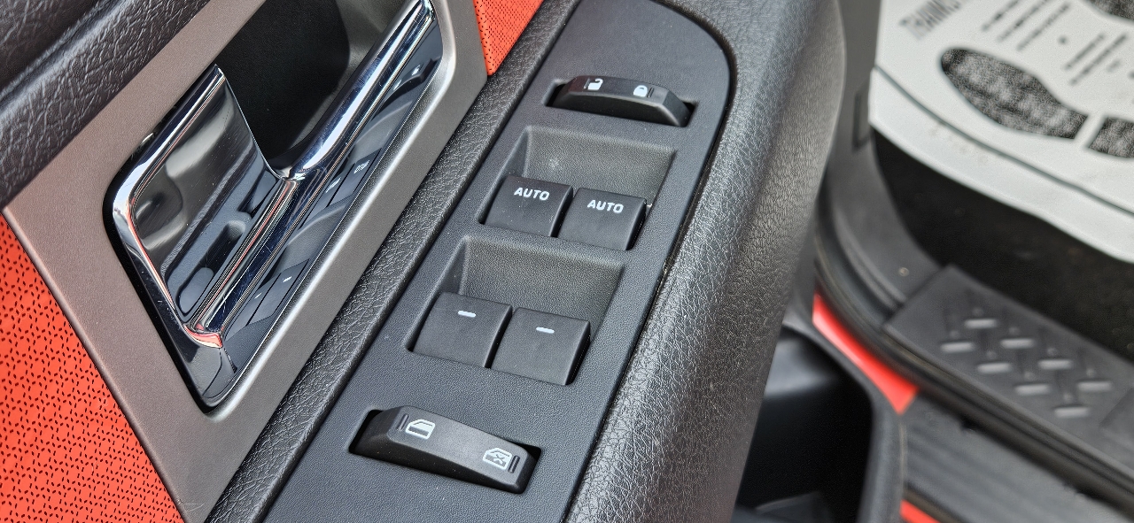 Ford F-150 4WD SuperCrew 145" SVT Raptor 2011