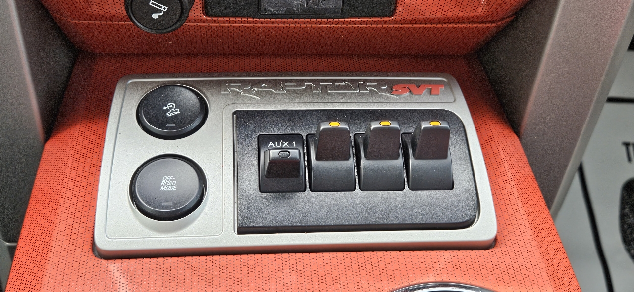 Ford F-150 4WD SuperCrew 145" SVT Raptor 2011