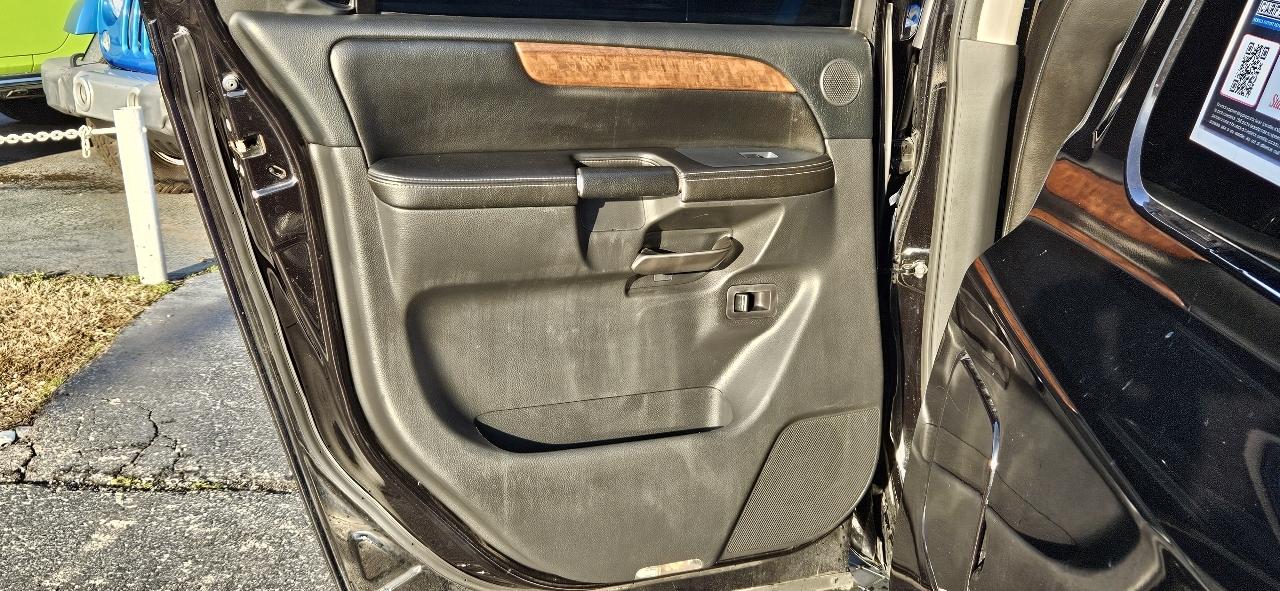 Nissan Armada 2WD 4dr Platinum 2014