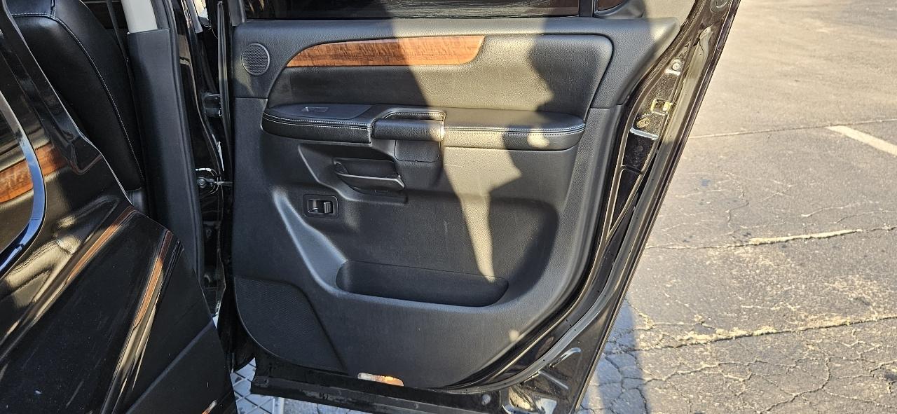 Nissan Armada 2WD 4dr Platinum 2014