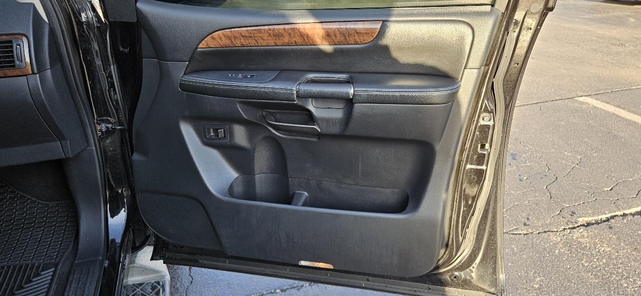 Nissan Armada 2WD 4dr Platinum 2014